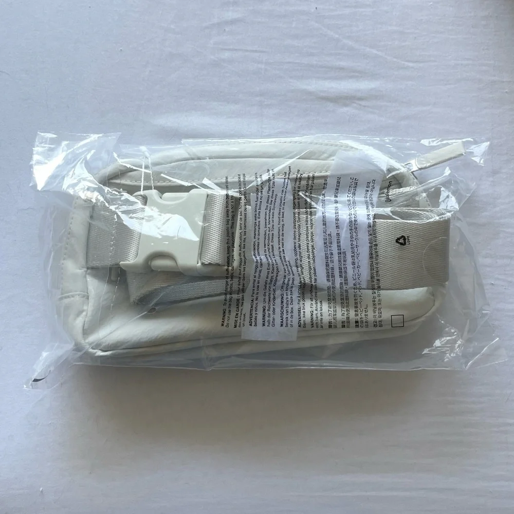 lululemon everywhere belt bag 🤍 - Picture 4 of 4